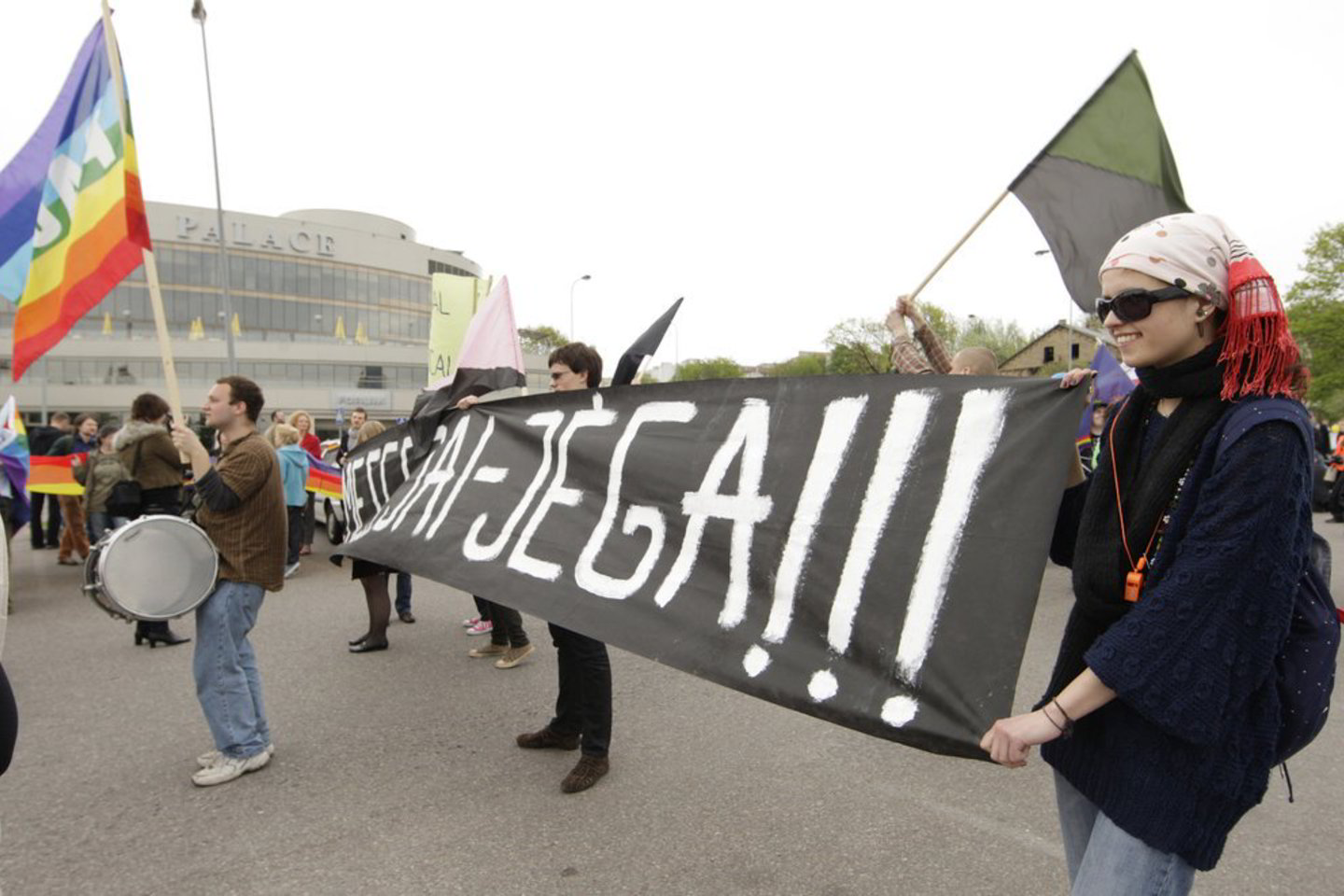 Už pasipriešinimą policininkams nuteistas prieš gėjų eitynes protestavęs vyras.