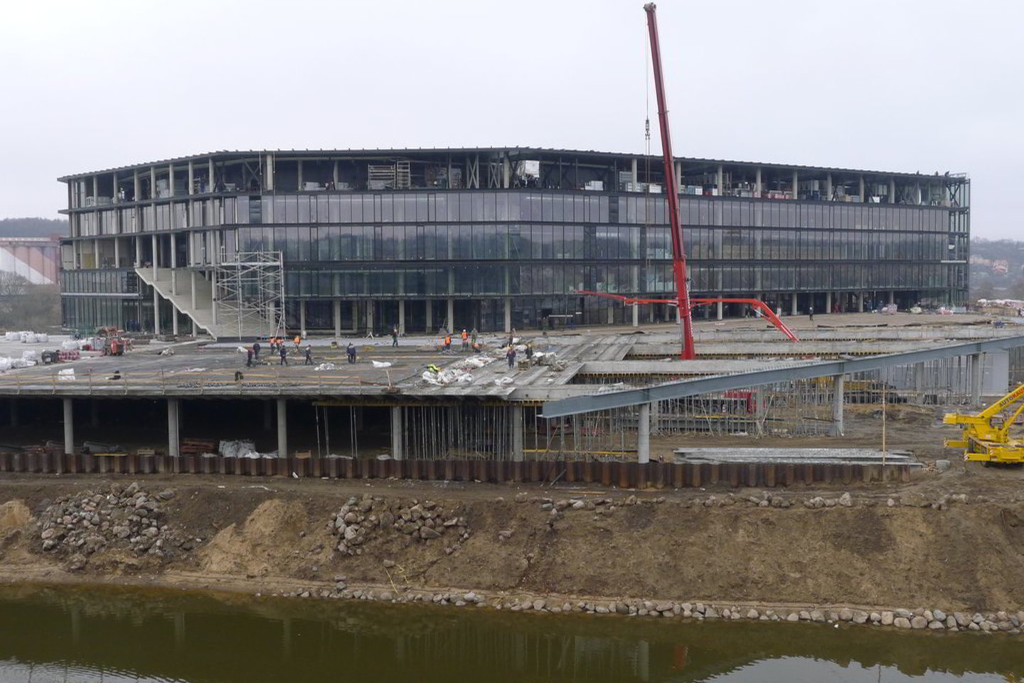 Arenos statytojai nurodo, jog darbų vėlavimą lėmė tris kartus iš esmės keistas projektas.