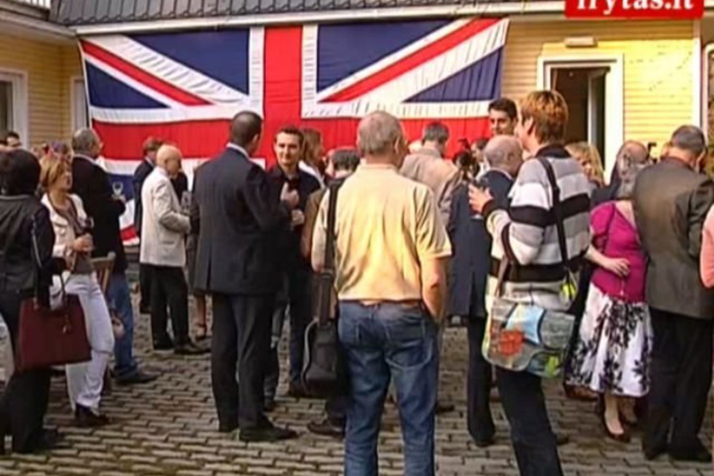 Popietę apie 100 kviestinių svečių rinkosi į Didžiosios Britanijos ambasadoriaus rezidenciją Turniškėse paminėti karališkųjų vestuvių.