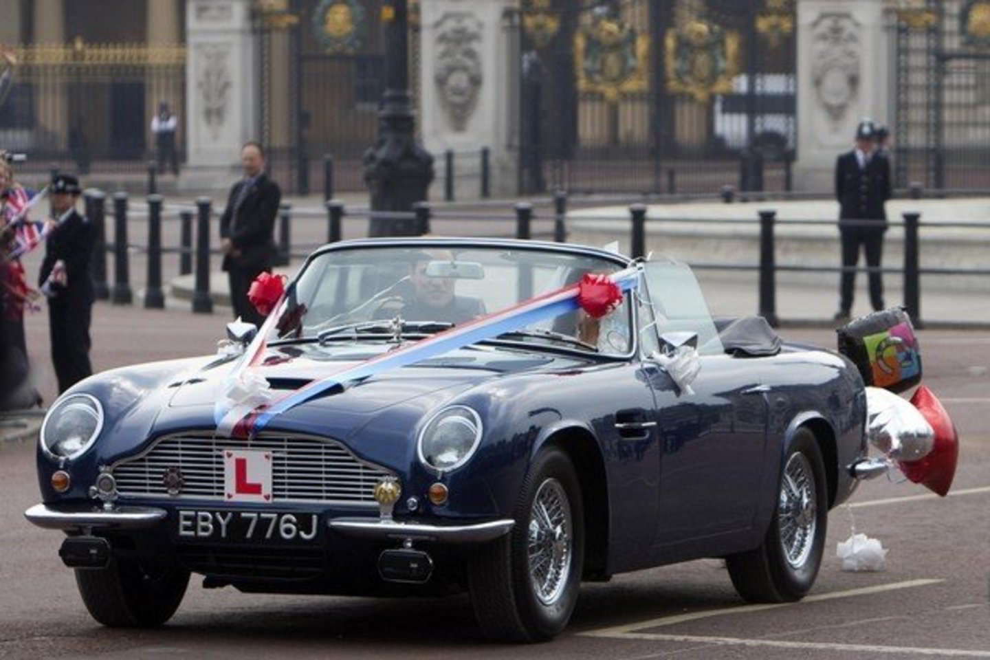 Sportinį automobilį „Aston Martin DB6 MkII“ Williamo tėvas Charlesas gavo dovanų 21-ojo gimtadienio proga iš karalienės Elizabeth II.