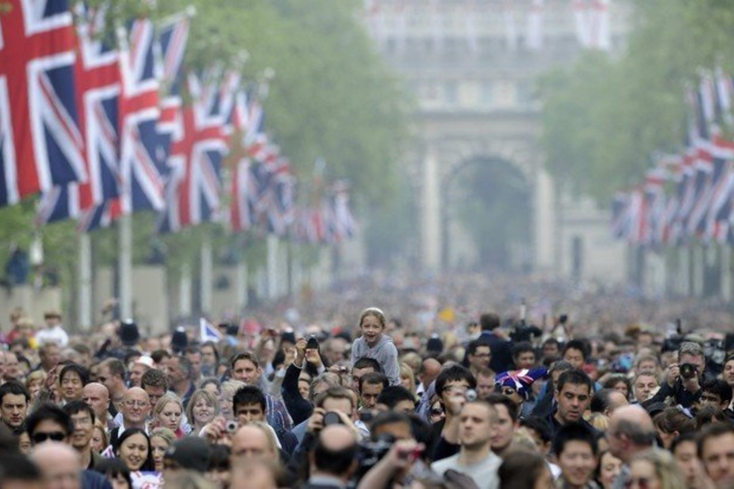 Ne visi britai džiaugiasi karališkosiomis vestuvėmis.