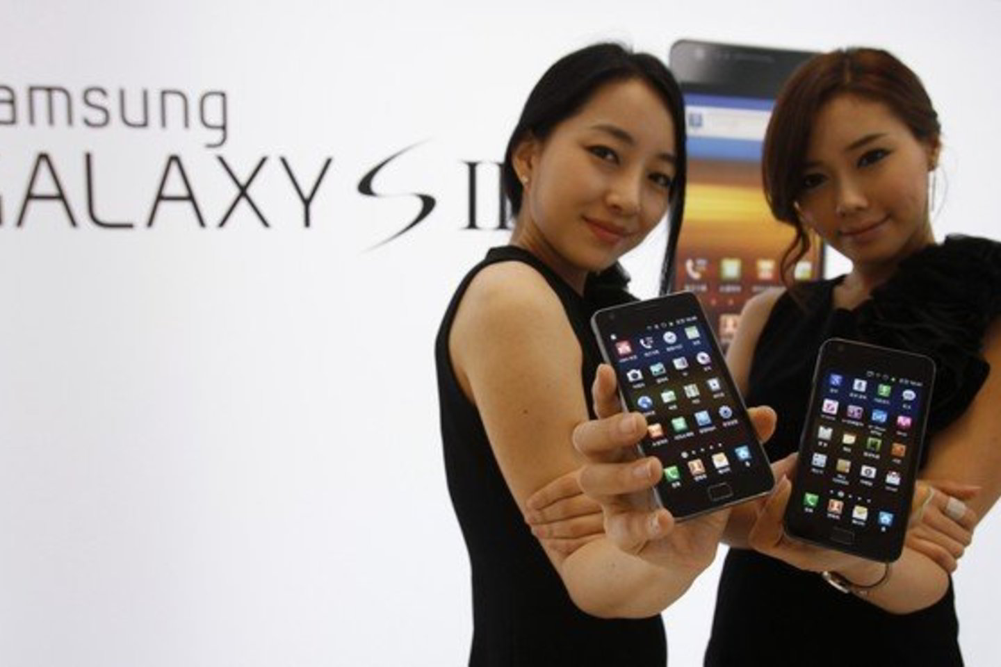 Pirmieji teisiniai nesutarimai prasidėjo balandžio 15 d., kai „Apple“ apkaltino „Samsung“ dėl tariamo dizaino kopijavimo.