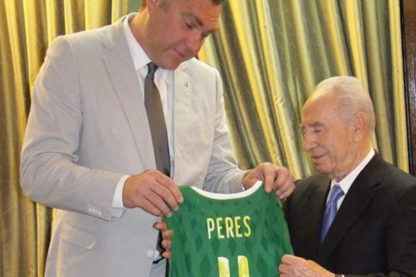 A.Sabonis įteikė Sh.Peresui Lietuvos rinktinės marškinėlius, pažymėtus 11 numeriu.