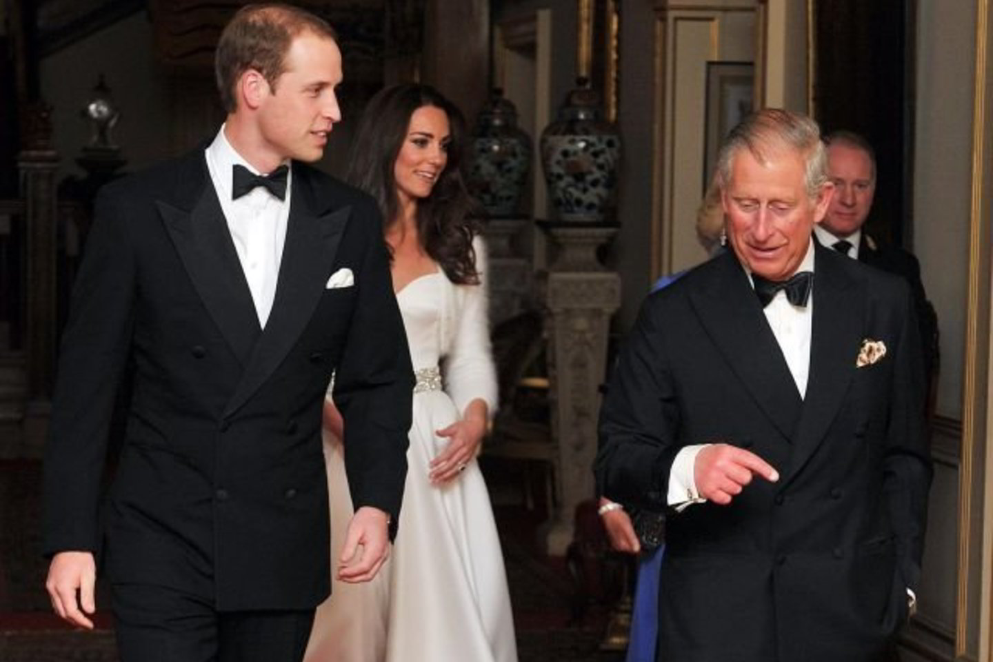 Princas Williamas su žmona Kate ir tėvu Charlesu po vestuvių atvyko į pokylį.