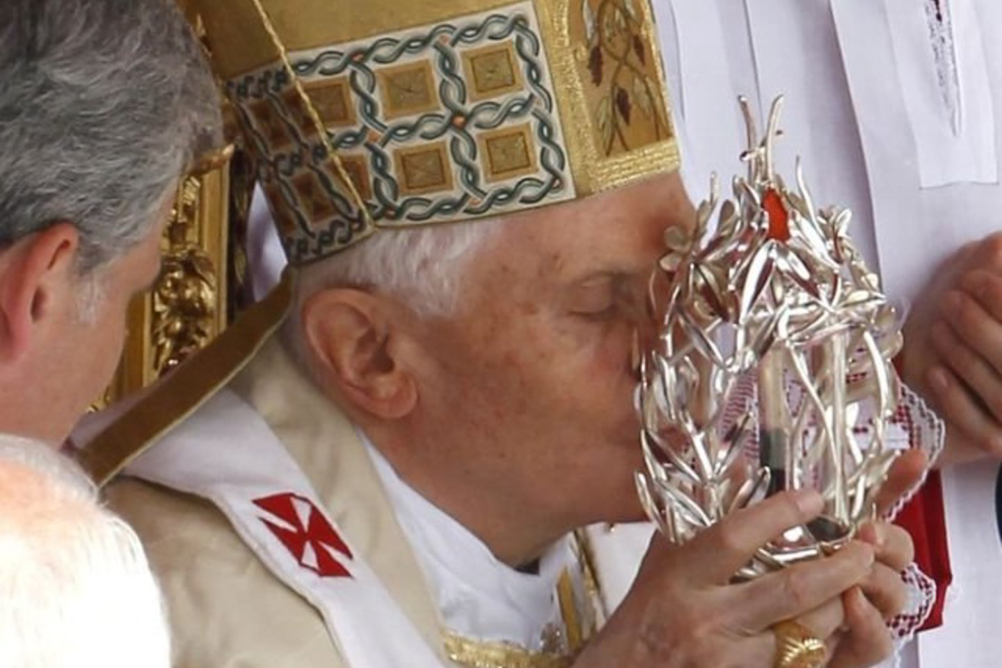 Benediktas XVI bučiuoja relikvijorių su Jono Pauliaus II kraujo kapsule.