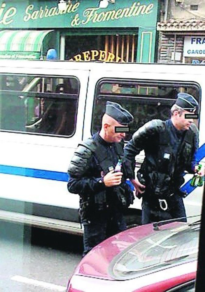Policijos būrių CRS vadovybė teigia, kad tokios nuotraukos piktina visuomenę.