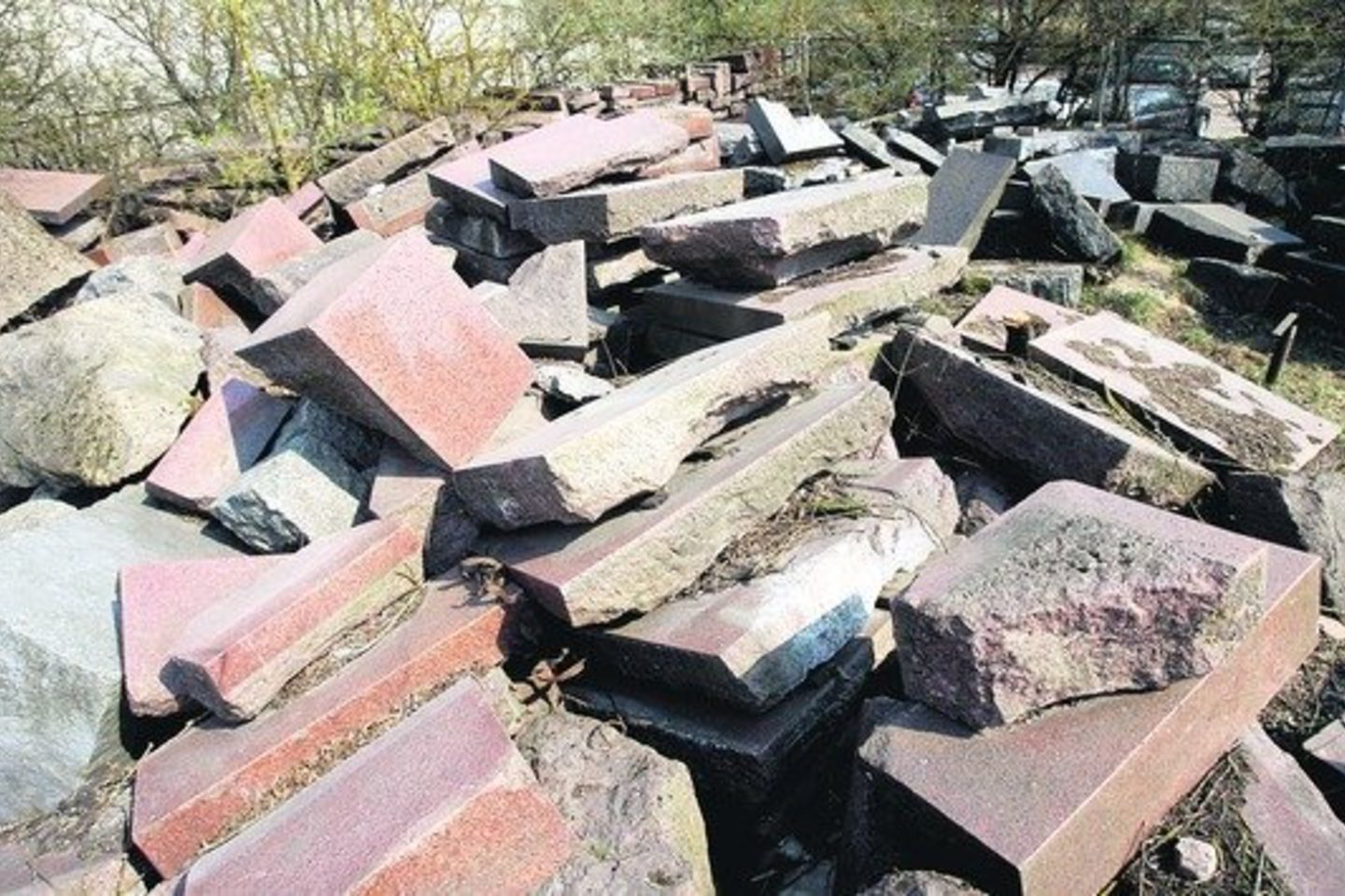 Granito plokštės, ant kurių stovėjo sovietiniai veikėjai, suverstos patvoryje.