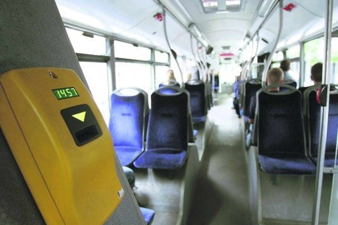 Viešajame transporte neužleidote vietos vyresniems? Kelionės metu jums tai bus priminta penkis kartus.