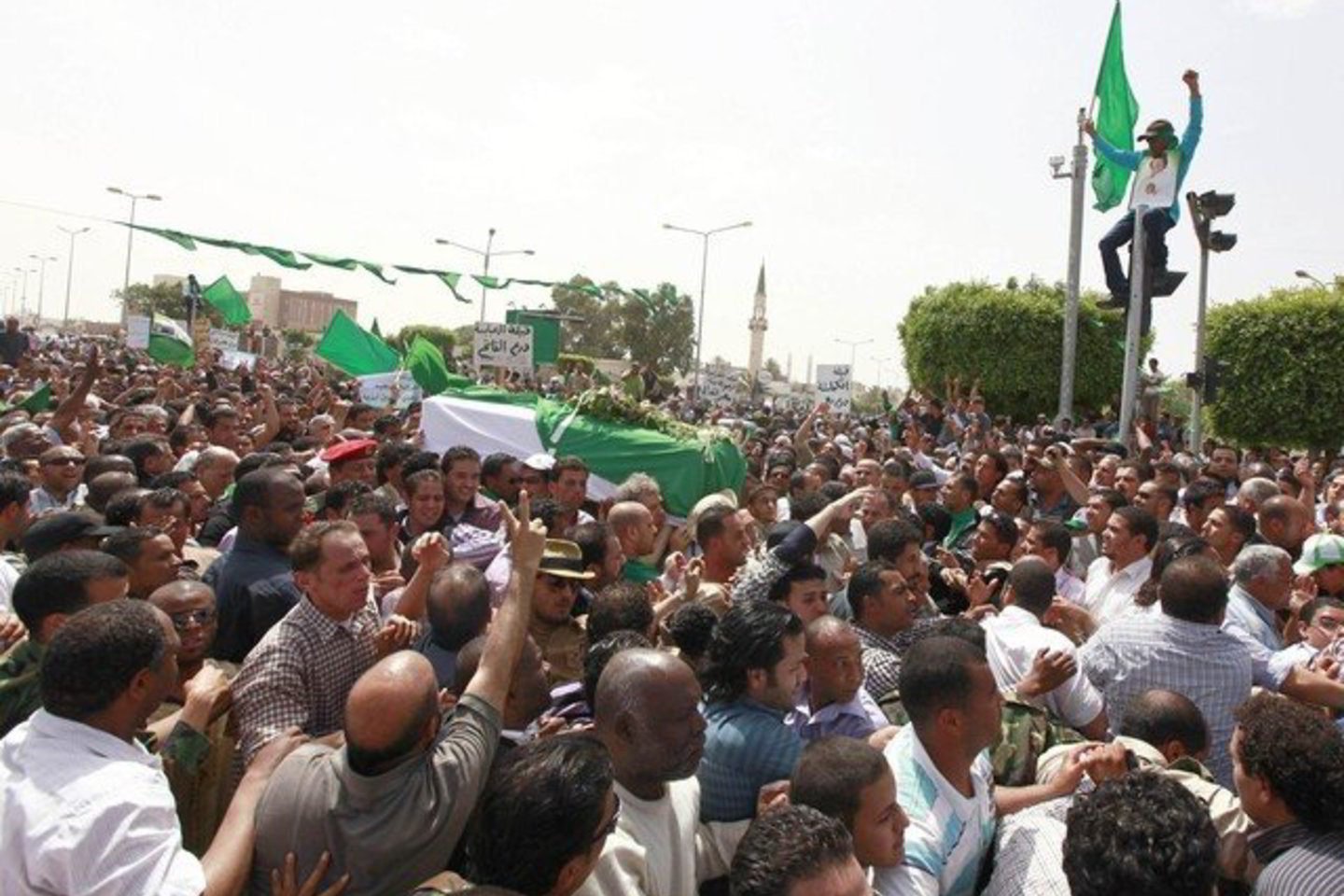 Mirusį M.Gaddafi sūnų lydėjo per tūkstantis žmonių.