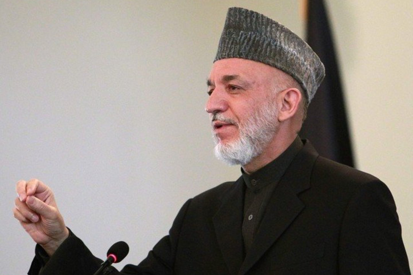 Prezidentas H. Karzai, sužinojęs apie „Al Qaeda“ lyderio Osama bin Ladeno žūtį, teigė, kad jis sumokėjo už savo veiksmus.