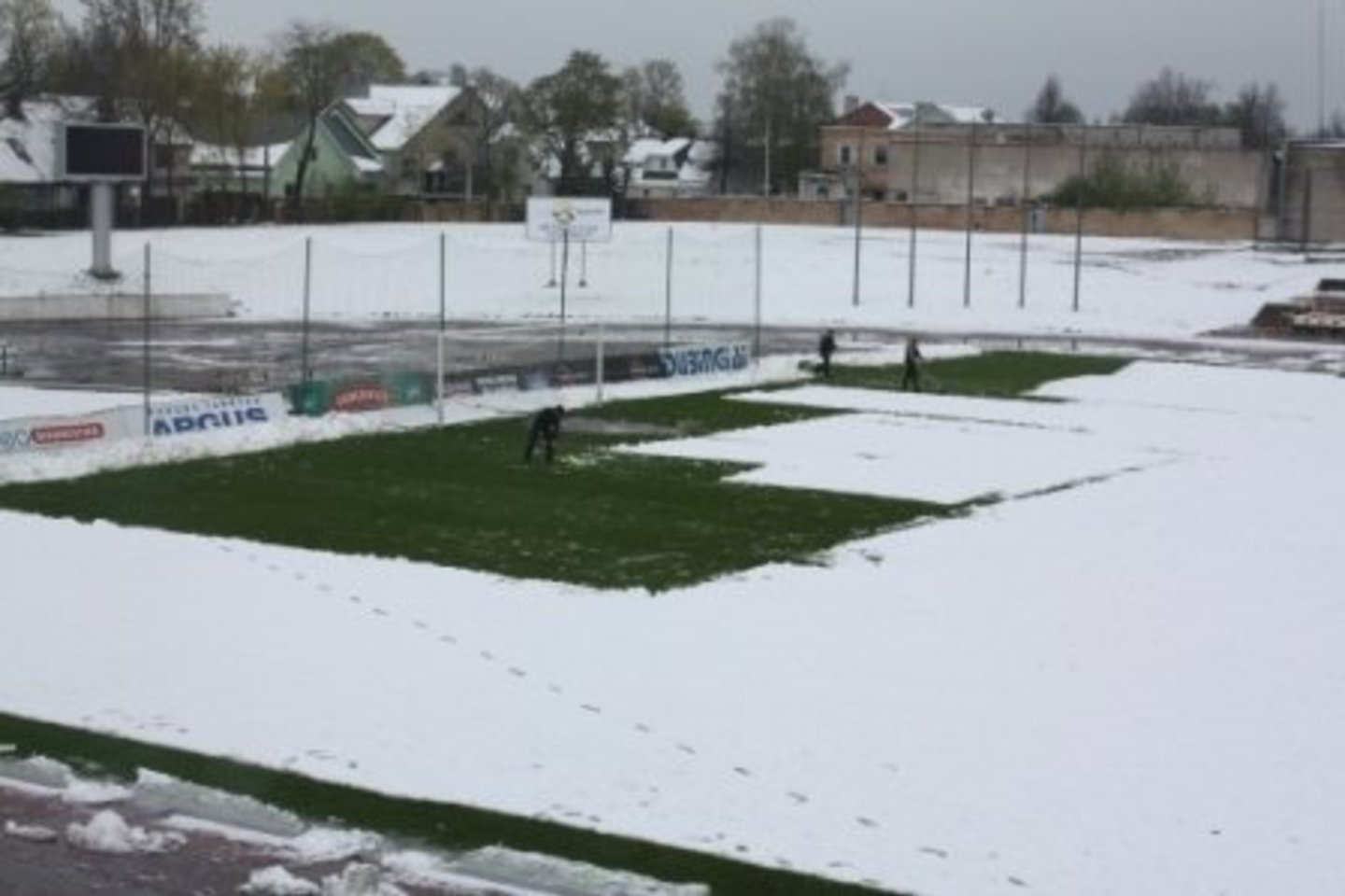 Antradienį šį stadioną nuo sniego vadavo 30 žmonių.