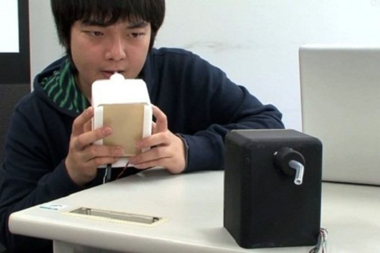 Tokijo Elektroninės komunikacijos universiteto Kajimoto laboratorijos mokslininkai sukūrė bučinio imitavimo sistemą.
