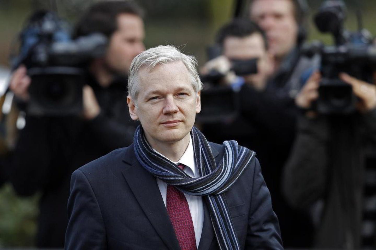J.Assange'as: „Facebook“, „Google“ ir „Yahoo“ garantuoja CŽV automatinę prieigą prie vartotojų duomenų.
