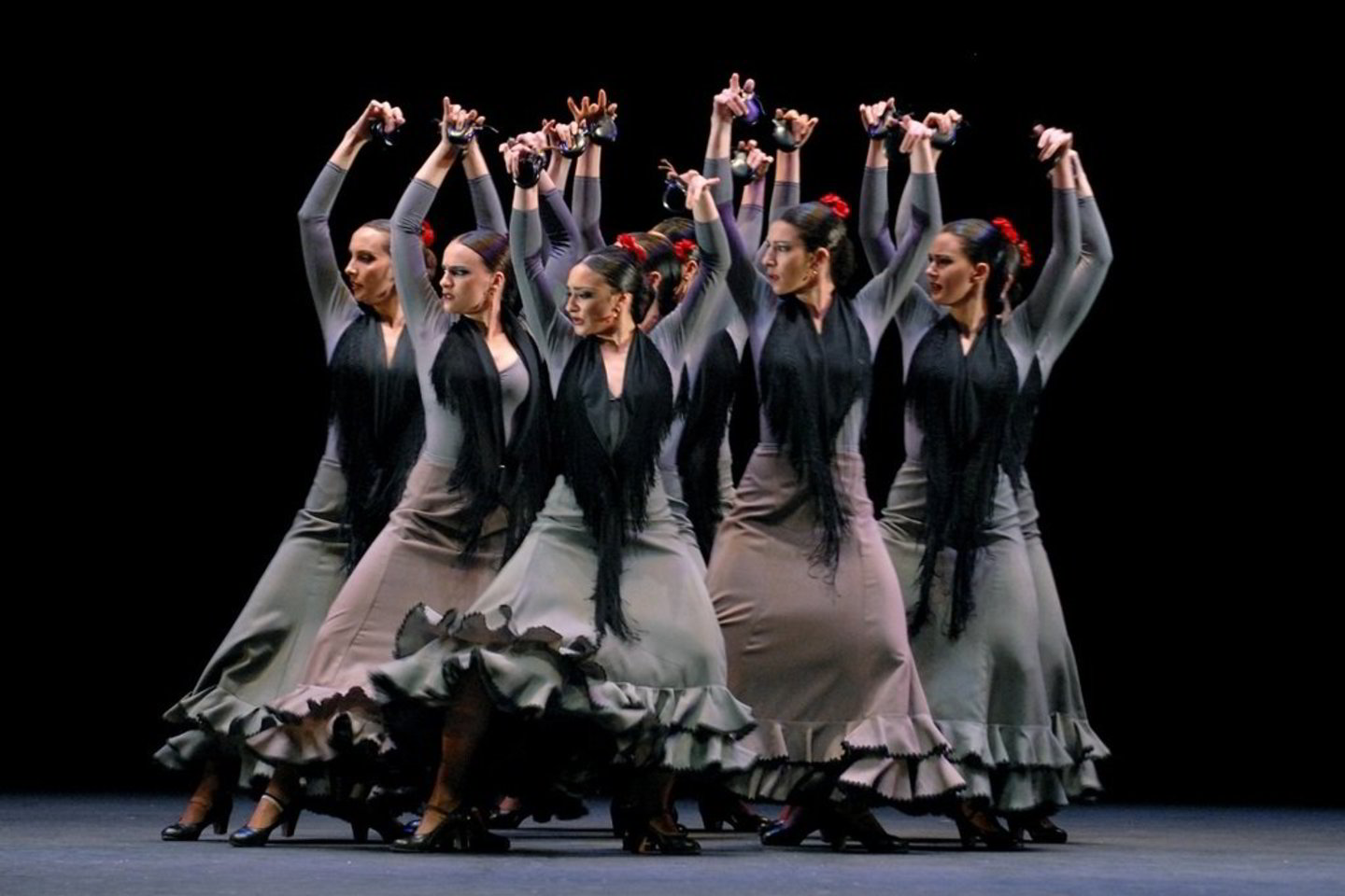 Pirmą kartą „Kruvinas vestuves“ Antonio Gades pristatė 1974 metais Romos Olimpiniame teatre.