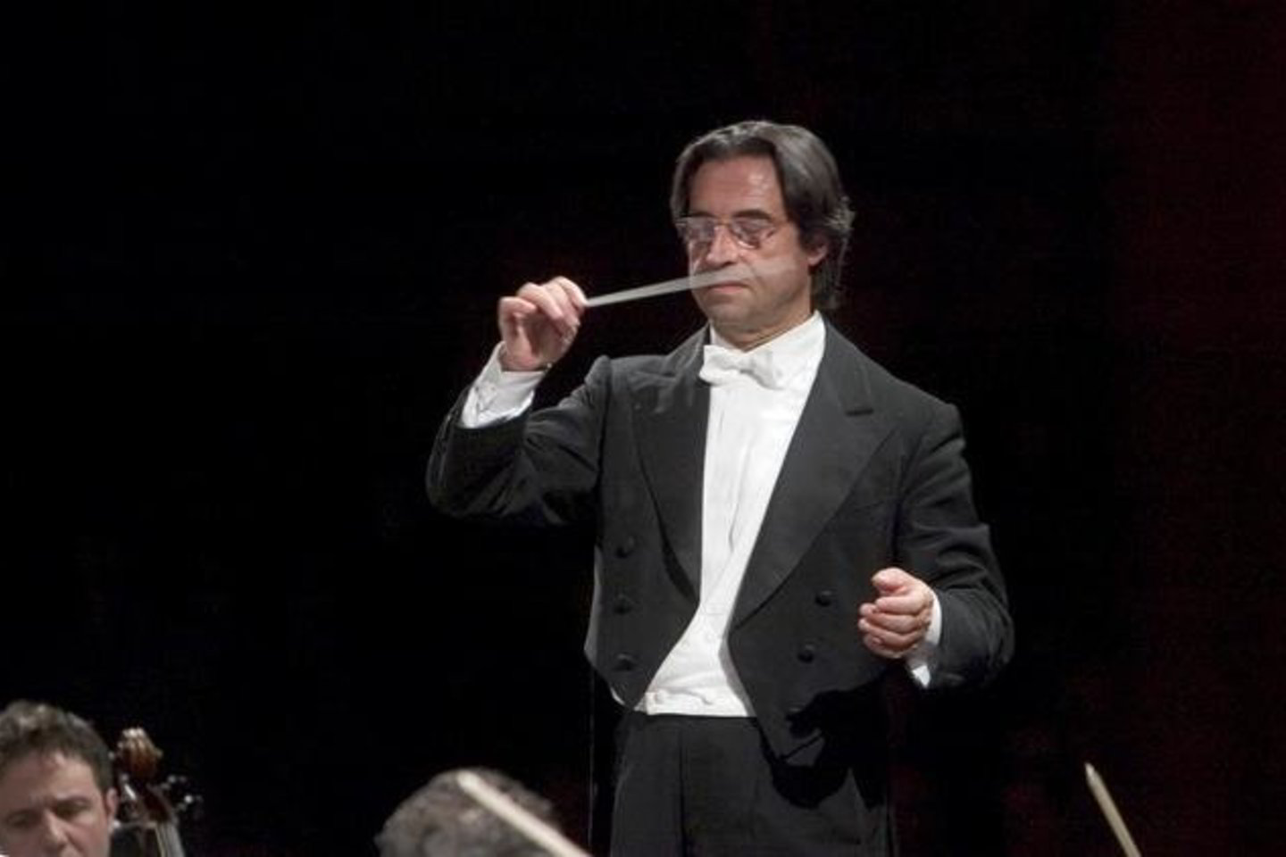 Anksčiau R.Muti yra dirbęs muzikos direktoriumi Londono filharmonijos orkestre, Filadelfijos orkestre ir garsiajame Milano „La Scala“ teatre.