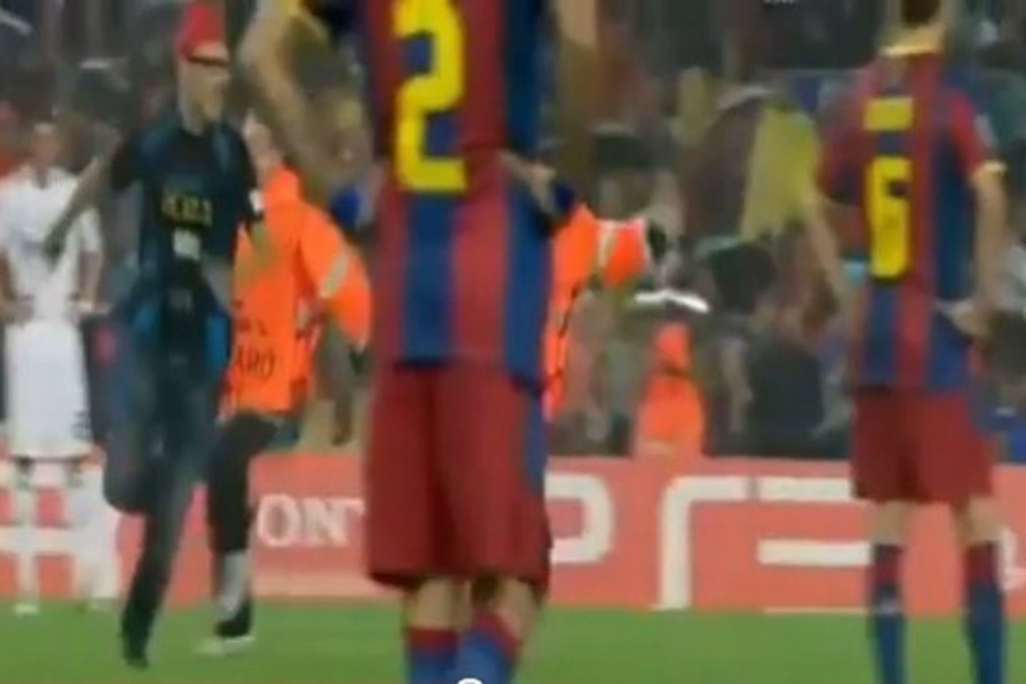 J.Jumpas vilkėjo „Barcelona“ marškinėlius su gynėjo Erico Abidalio, kuris grįžo į aikštę po sunkios ligos, vardu.