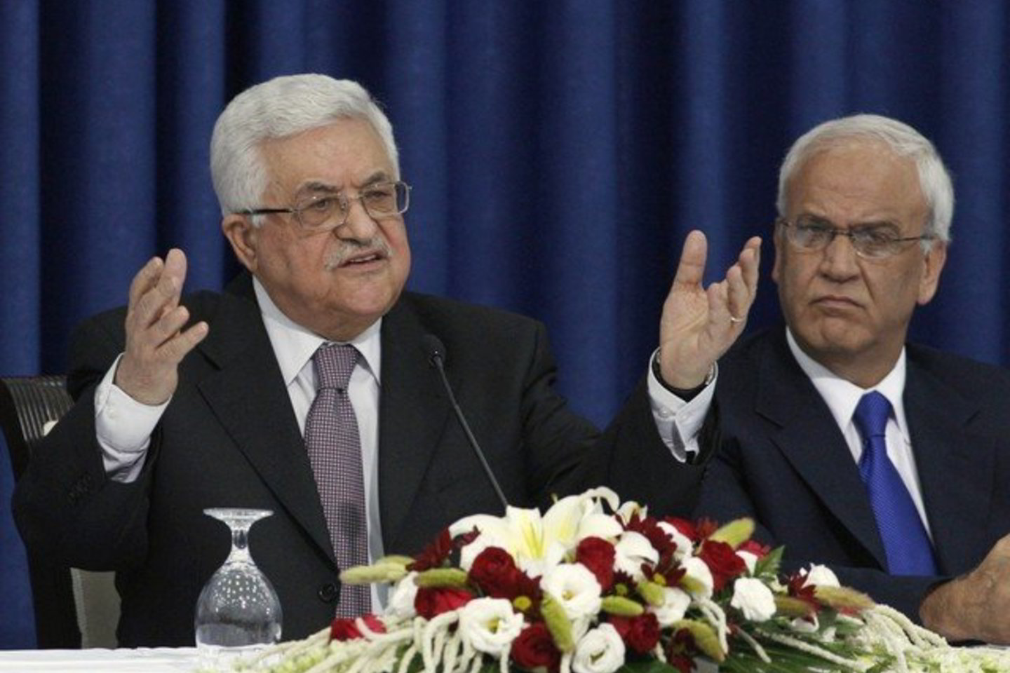 Vakarų Krante veikianti prezidento Mahmoudo Abbaso (kairėje) vyriausybė turi pasirašyti susitaikymo susitarimą su „Hamas“.
