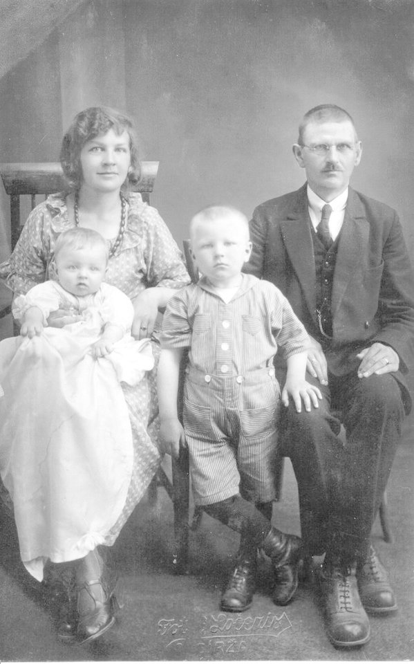 Adelė ir Richardas Nichofai su vaikais Jonu ir Kurtu 1924 m.