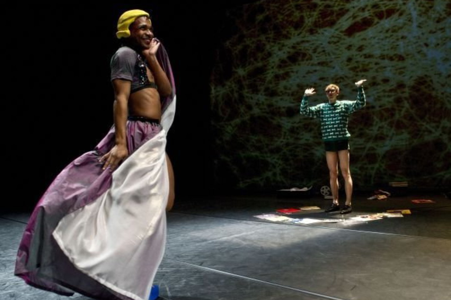 Savo homoseksualumo neslepiantis režisierius spektaklyje šoka pats, kartu su savo partneriu, pasaulinio garso Izraelio trupės „Batsheva“ šokėju Leo Lerusu.