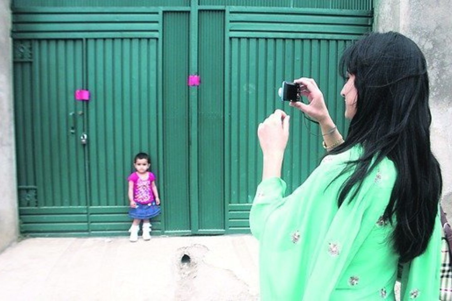 Kai kurie pakistaniečiai netgi mano, kad verta fotografuoti savo vaikus prie vartų namo, kuriame gyveno labiausiai ieškotas pasaulio teroristas.