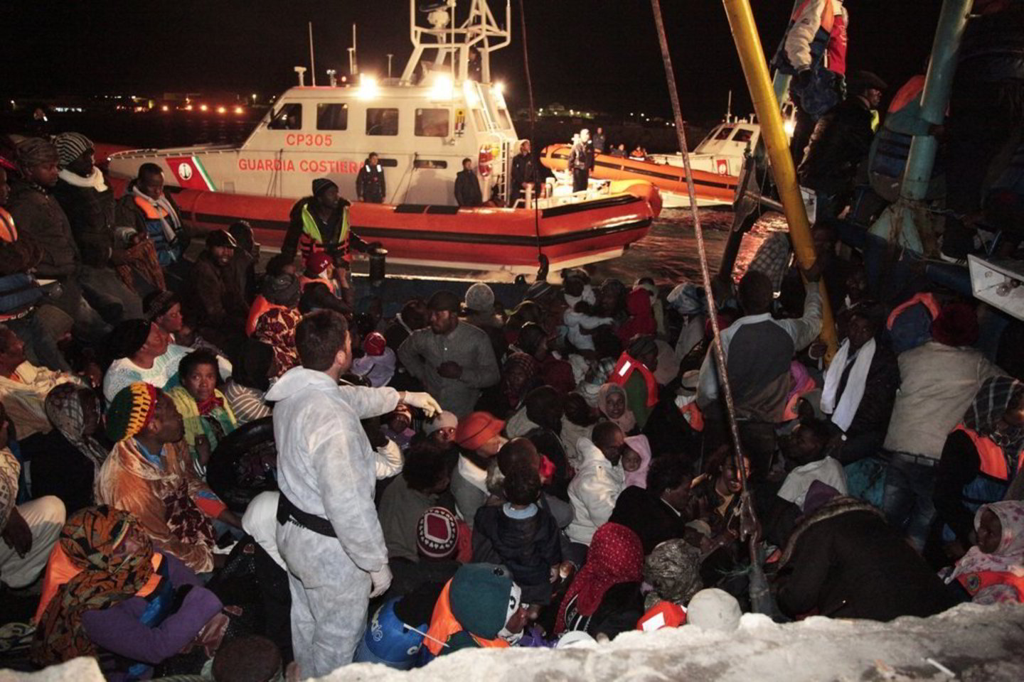 Į pietinės Italijos krantus toliau plūsta imigrantai iš Afrikos.