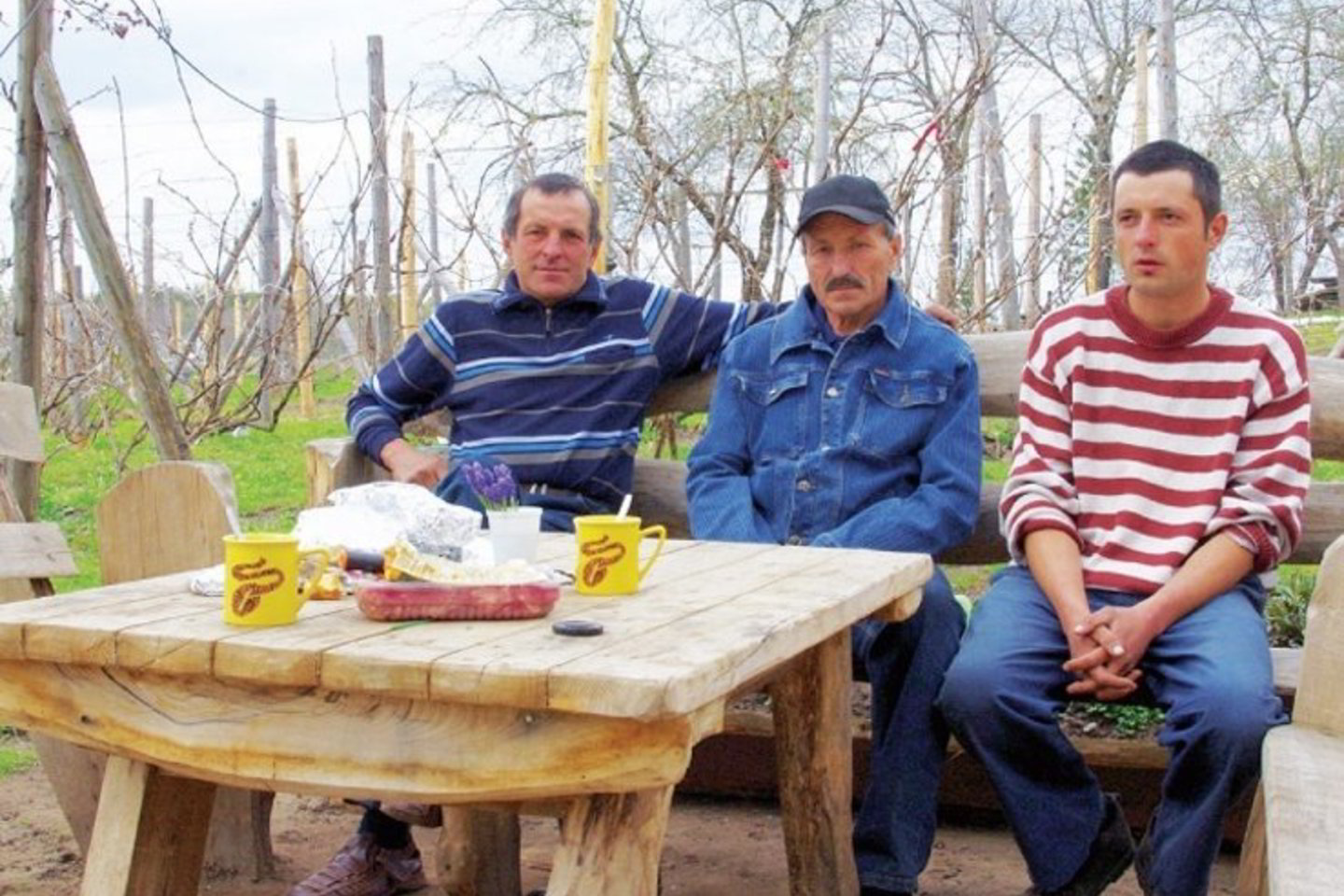 Selekcininko sūnūs Virginijus ir Juvencijus bei anūkas Andrius stengiasi pagal išgales išsaugoti jiems paliktą vynuogyną