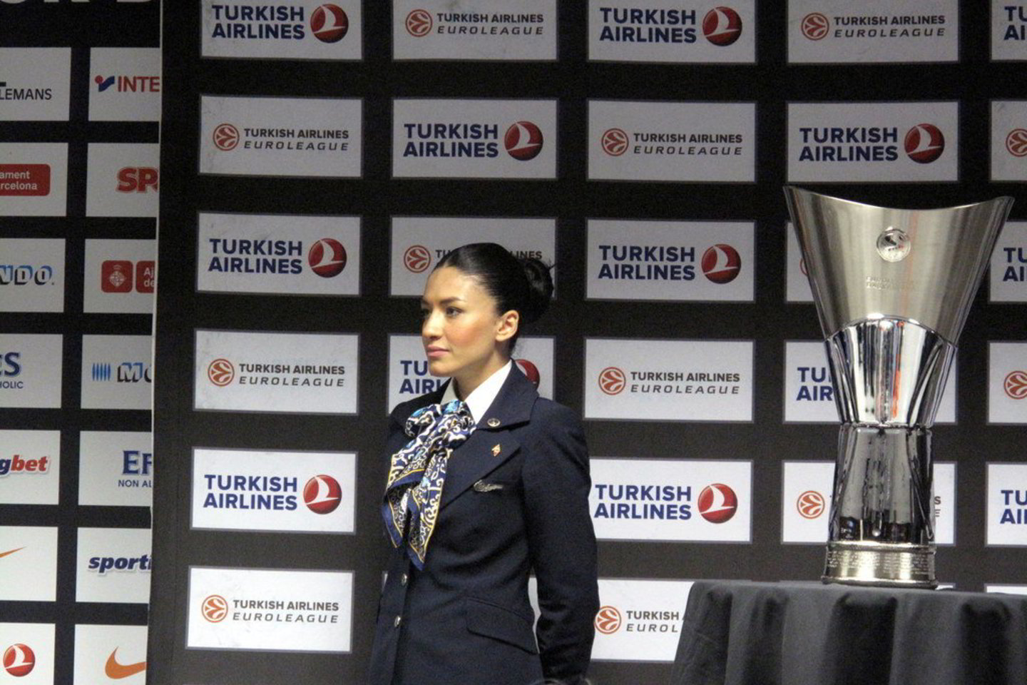 Šalia Eurolygos taurės - "Turkish Airlines" stiuardesė.