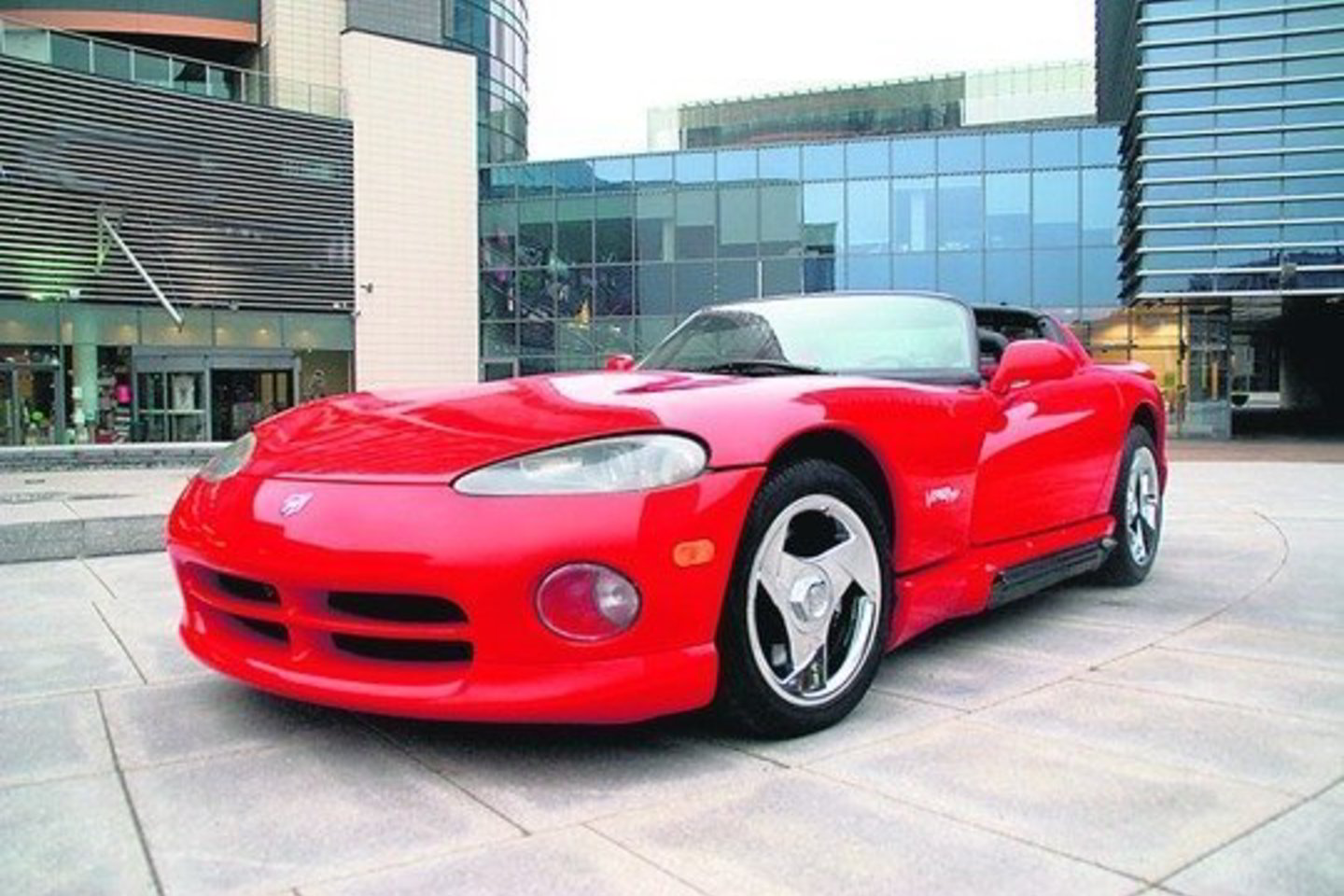 Vilniuje „Classic Car Club Baltic” garaže stovi: 1995 m. „Dodge Viper” (variklis V10, 8 litrų, maksimalus greitis 264 km/val.).