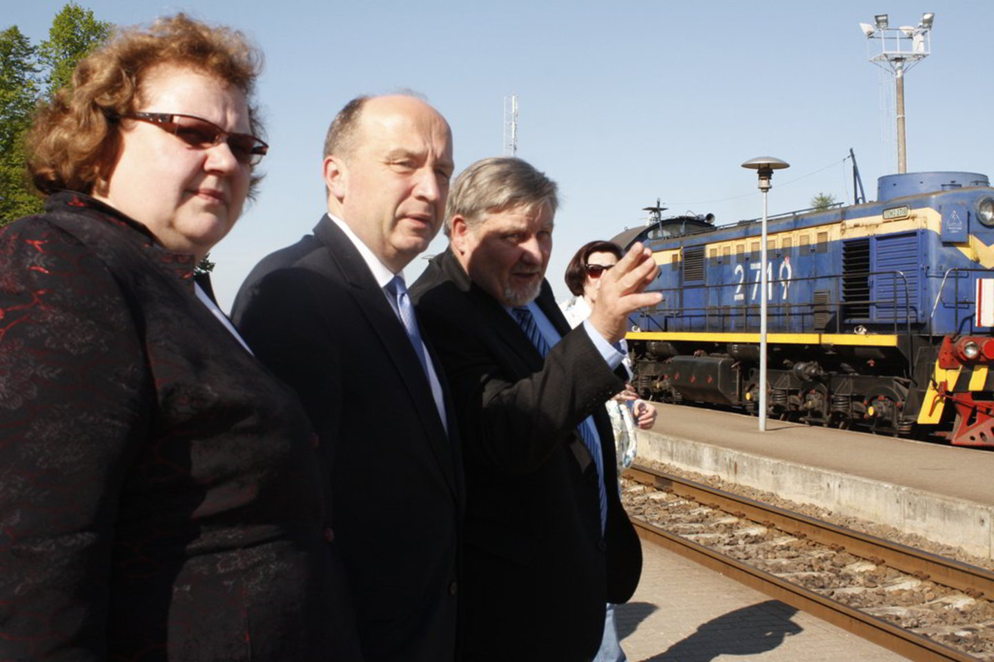 Buvęs susisiekimo ministras A.Žvaliauskas demonstruoja premjerui kaip bus modernizuojami jau esami bėgiai.