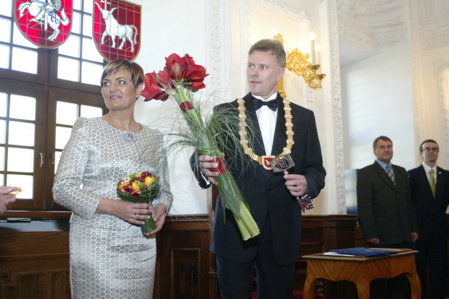 R.Mikaitis su žmona Giedre tradiciškai miestui padovanojo statinaitę midaus bei monetą.