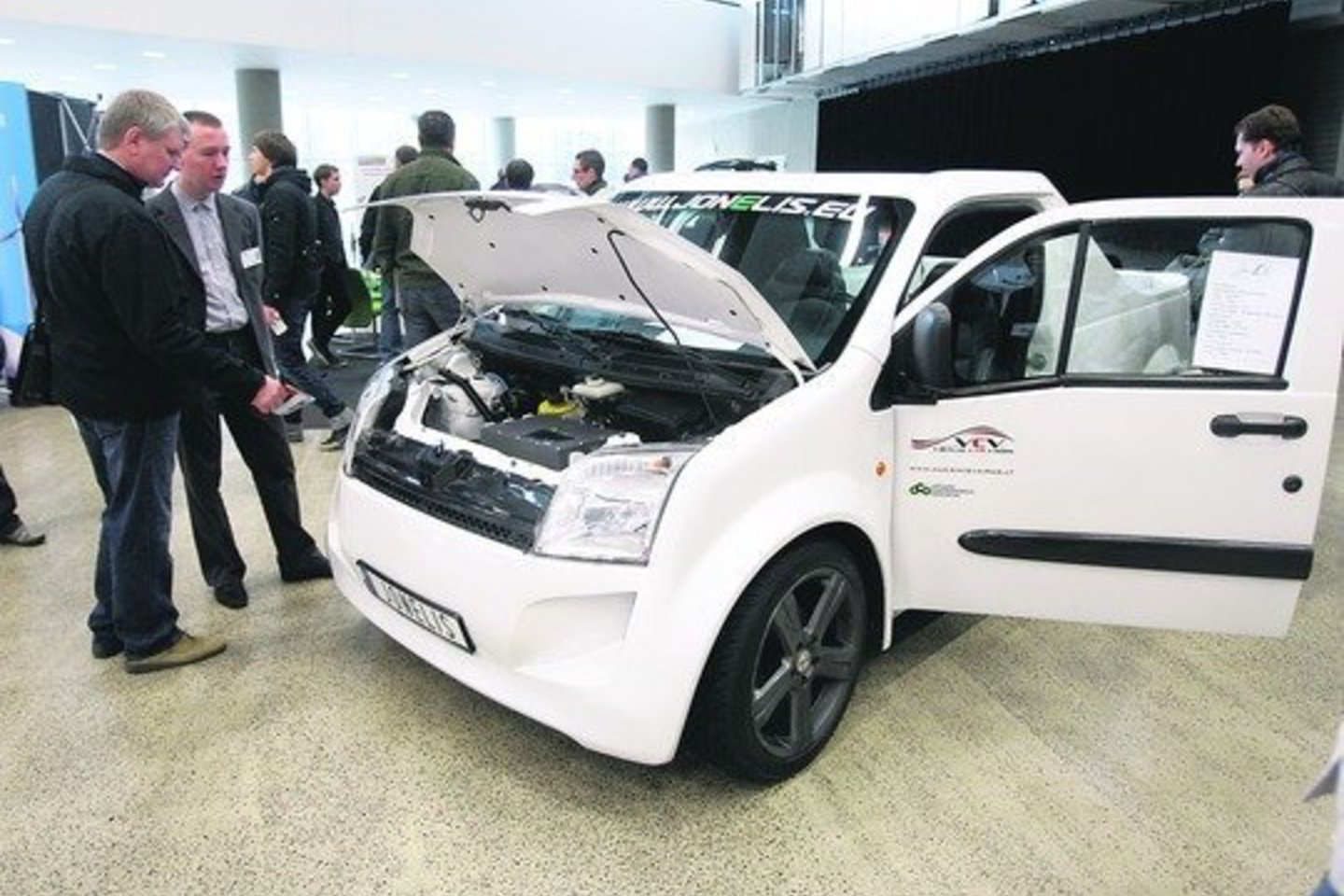 Elektra varomi automobiliai Lietuvoje nėra tokia tolima ateitis, kaip galėtų pasirodyti. Praėjusį savaitgalį vykusioje „ALT 2011” parodoje lankytojus labiausiai domino lietuviškų elektromobilių gamintojų stendai.
