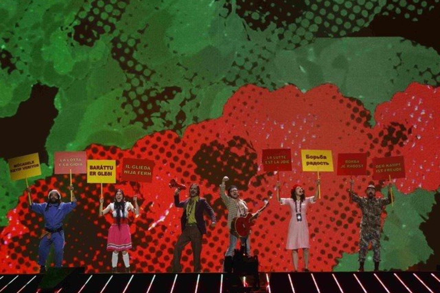 Scenos fone buvo rodomos raudonos ir žalios gėlės. Portugalijos delegacija paaiškino, kad nacionalinių Portugalijos spalvų gvazdikai yra 1974 m. revoliucijos simbolis.