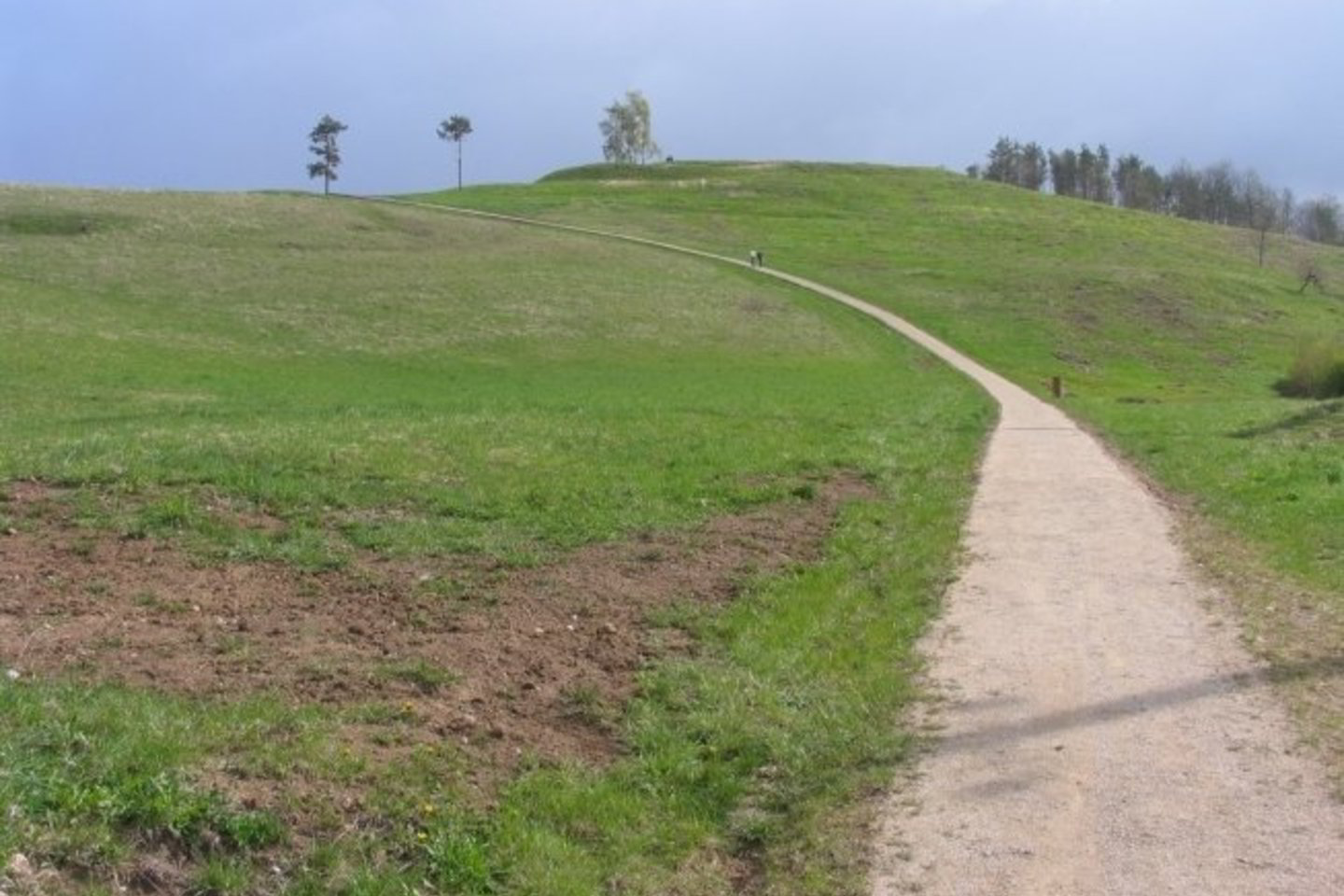 Sprūdės piliakalnis Žemaitijoje – jau su turistams pritaikytais takais.
