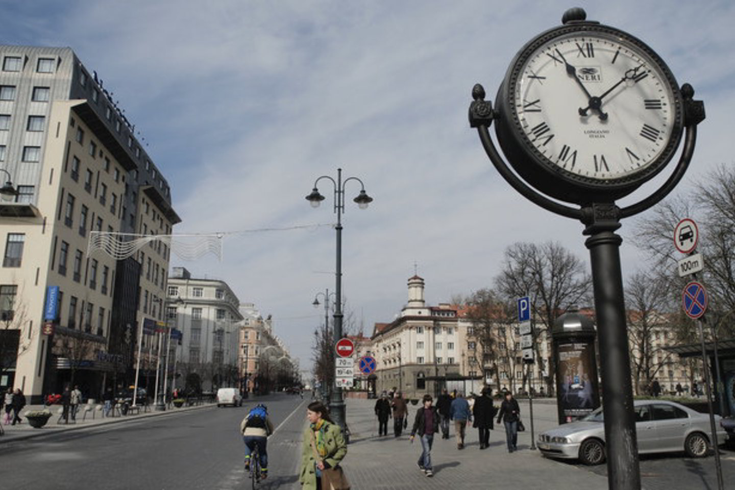 Vasaros laikas, laikrodį pasukant valanda į priekį, įvedamas paskutinį kovo sekmadienį ir atšaukiamas paskutinį spalio sekmadienį.
