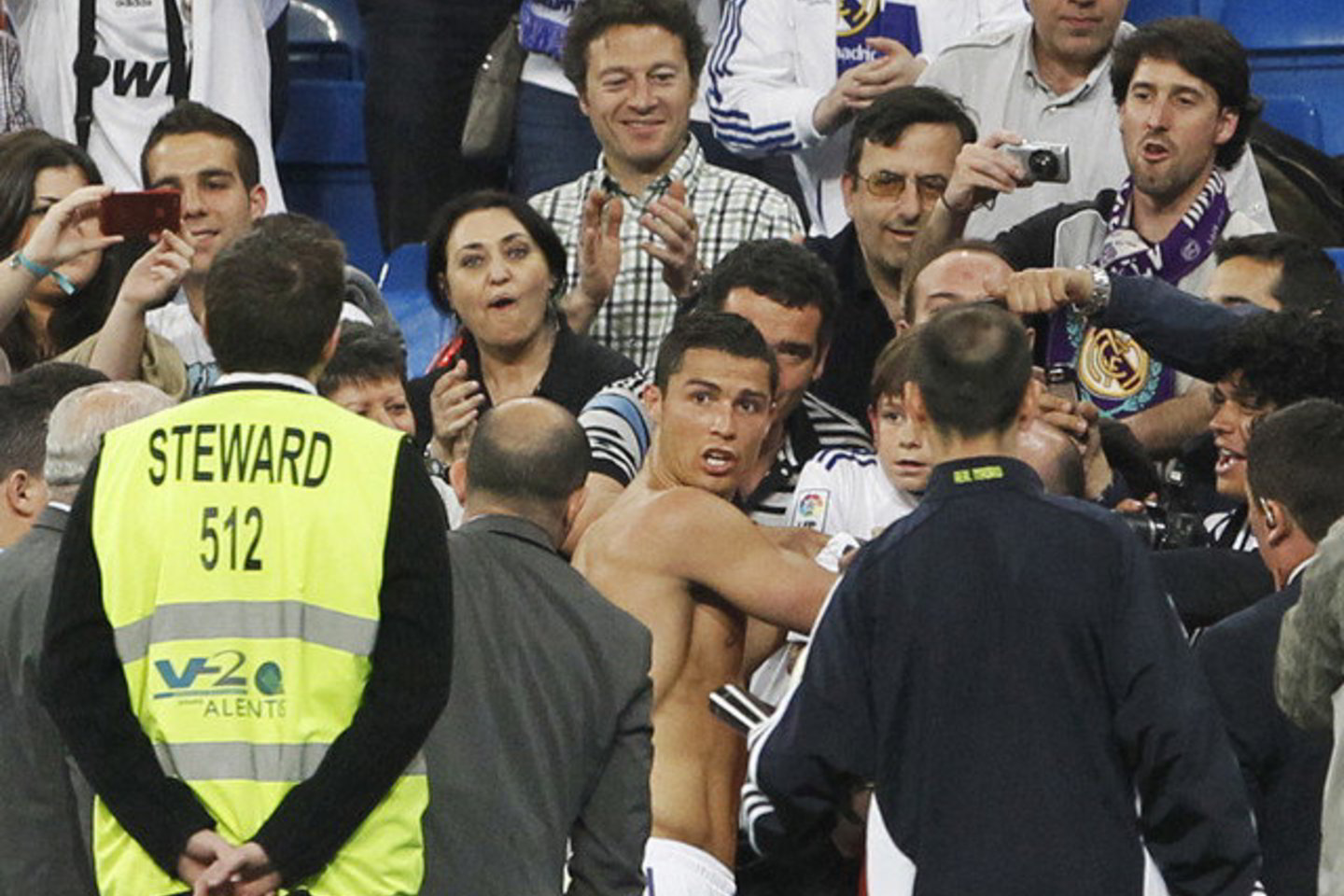 C.Ronaldo po rungtynių dalijo autografus.
