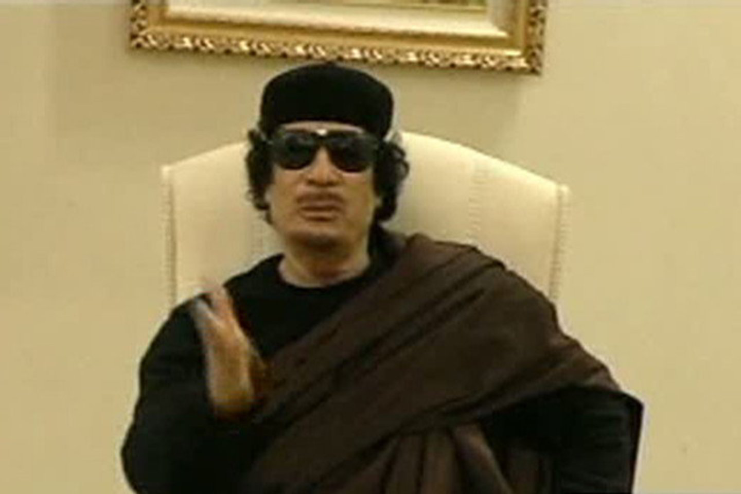 Libijos valstybinė televizija parodė susitikime dalyvaujantį šalies lyderį M.Gaddafi.