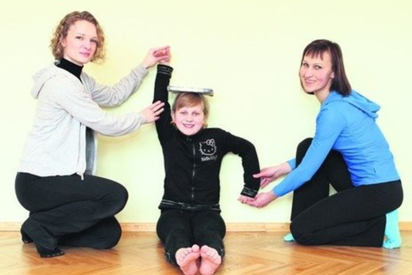 Gilindamasi į dar naują Lietuvoje metodą J.Lazutkienė (dešinėje) daugybės naudingų pratimų išmokė savo dukterį Austėją. Psichologė R.Girčienė taip pat dirba su vaikais.