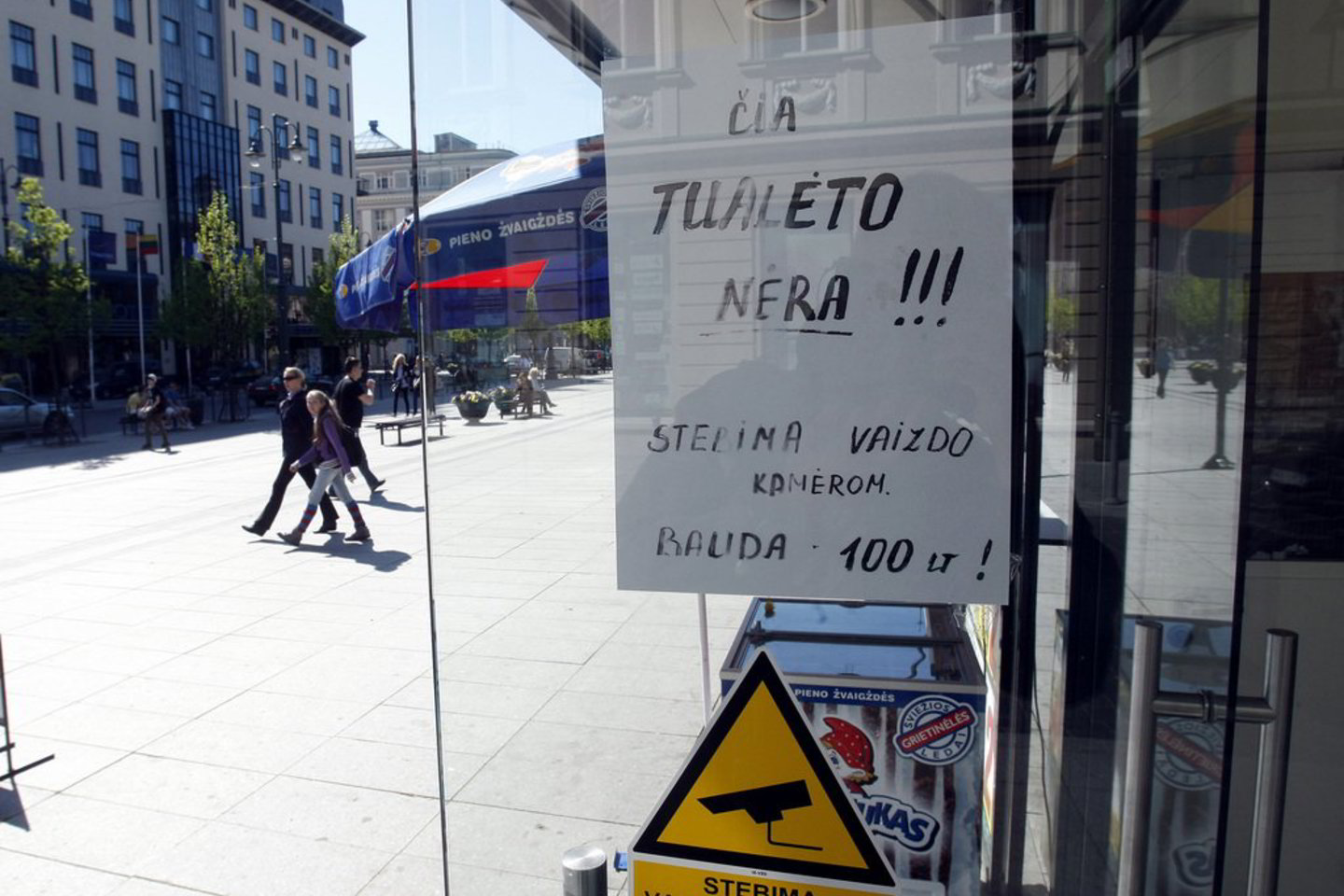 Automobilių aikštelių prižiūrėtojai kol kas ginasi tik štai tokiais užrašais.