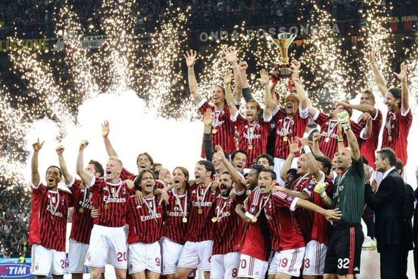 Po mačo "AC Milan" futbolininkai kėlė nugalėtojų taurę.