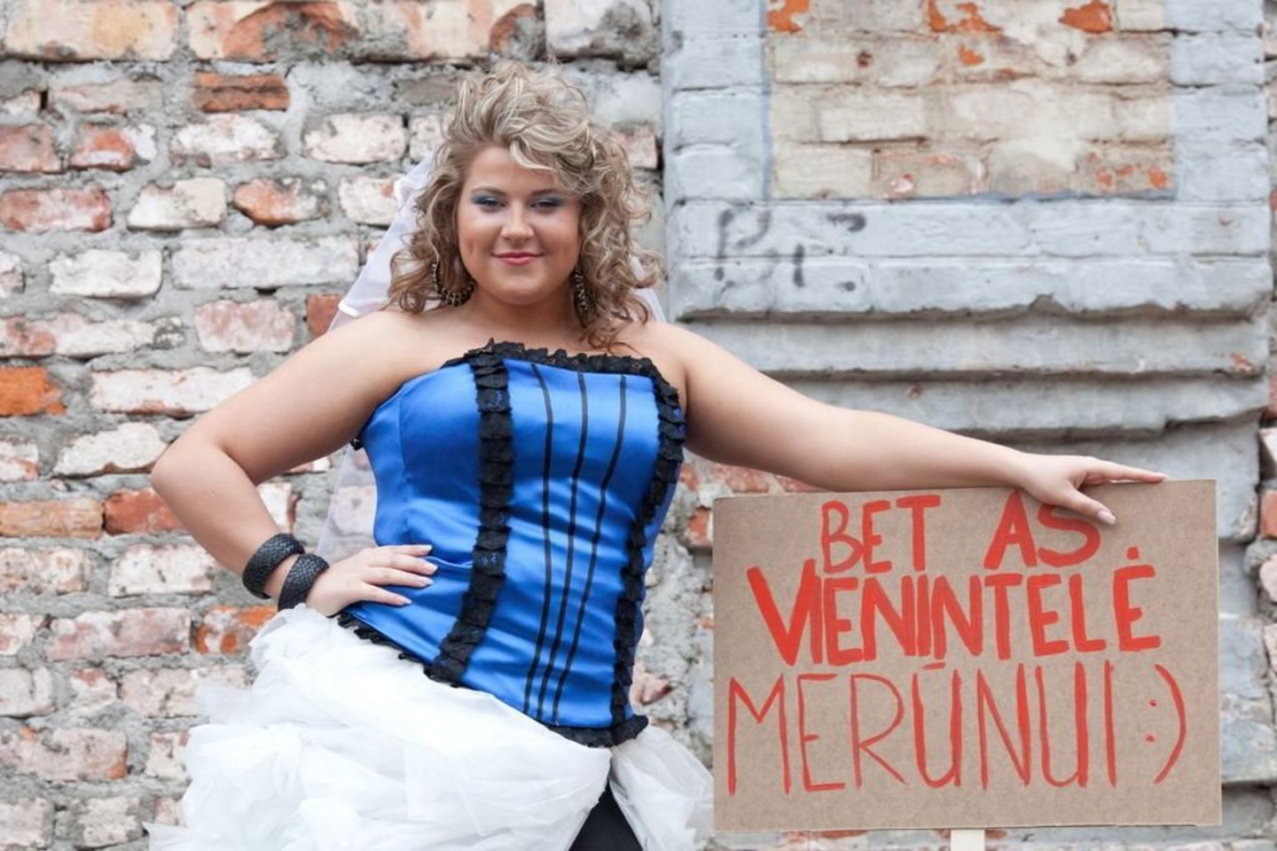 Erika juokauja, kad scenos baimę pamažu įveikia, didžiojoje scenoje jau padainavo, o netrukus išmoks ir šokti – belieka tik suvaidinti televiziniame seriale.