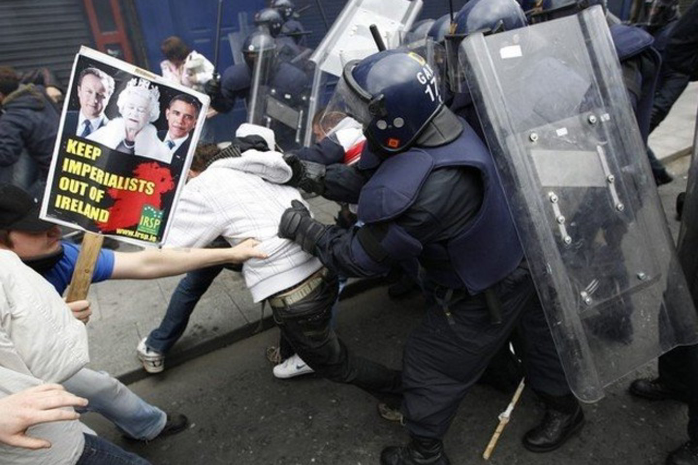 Protestuotojai pasisako ne tik prieš karalienės vizitą, bet ir prieš jam vyriausybės skiriamas lėšas.