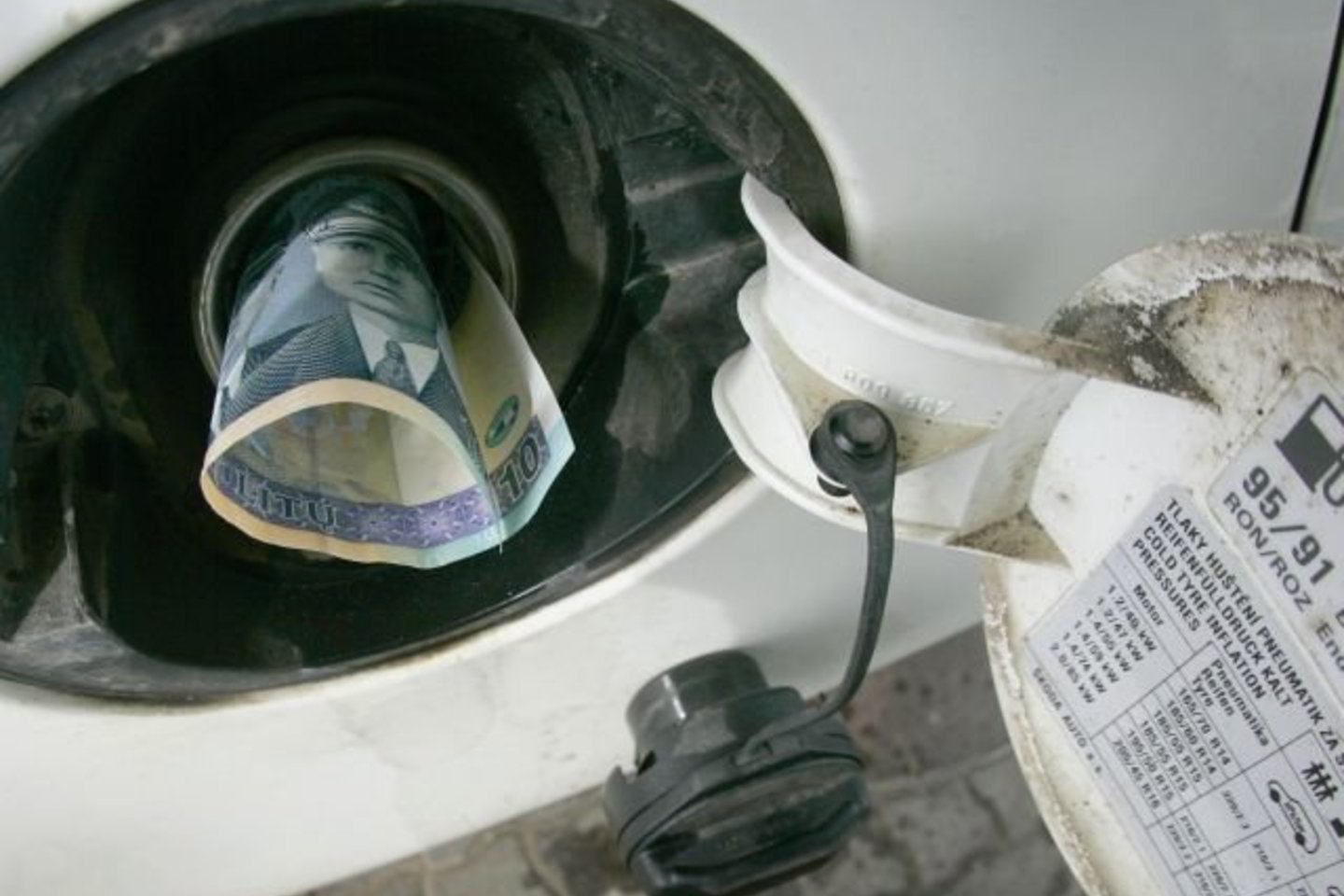 „Neste Oil“ viceprezidentas taip pat pripažino, kad aukštos naftos kainos prisidėjo prie nelegalios degalų rinkos augimo.