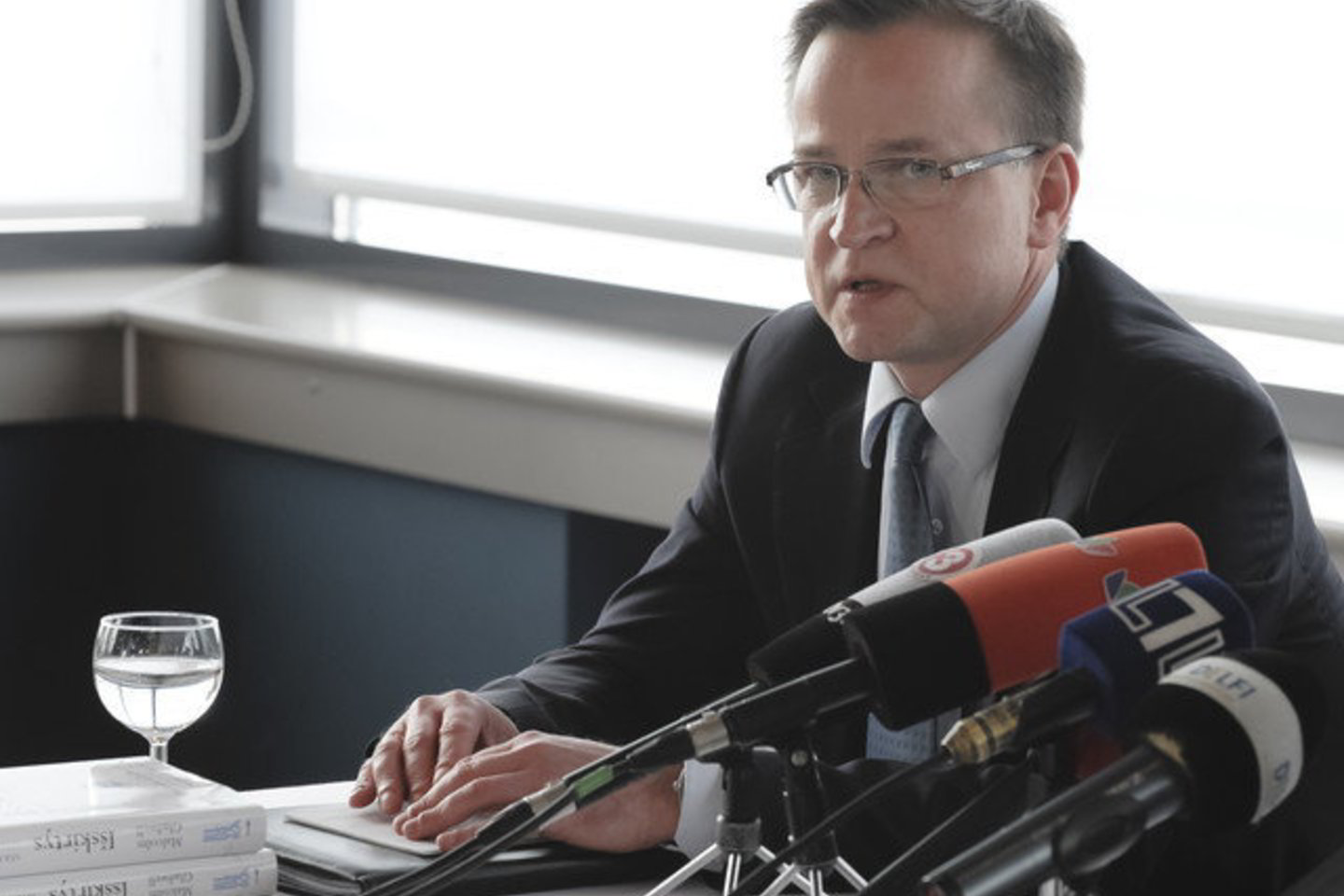 „Omnitel“ prezidentas Antanas Zabulis rengiasi pasirašyti sutartį.