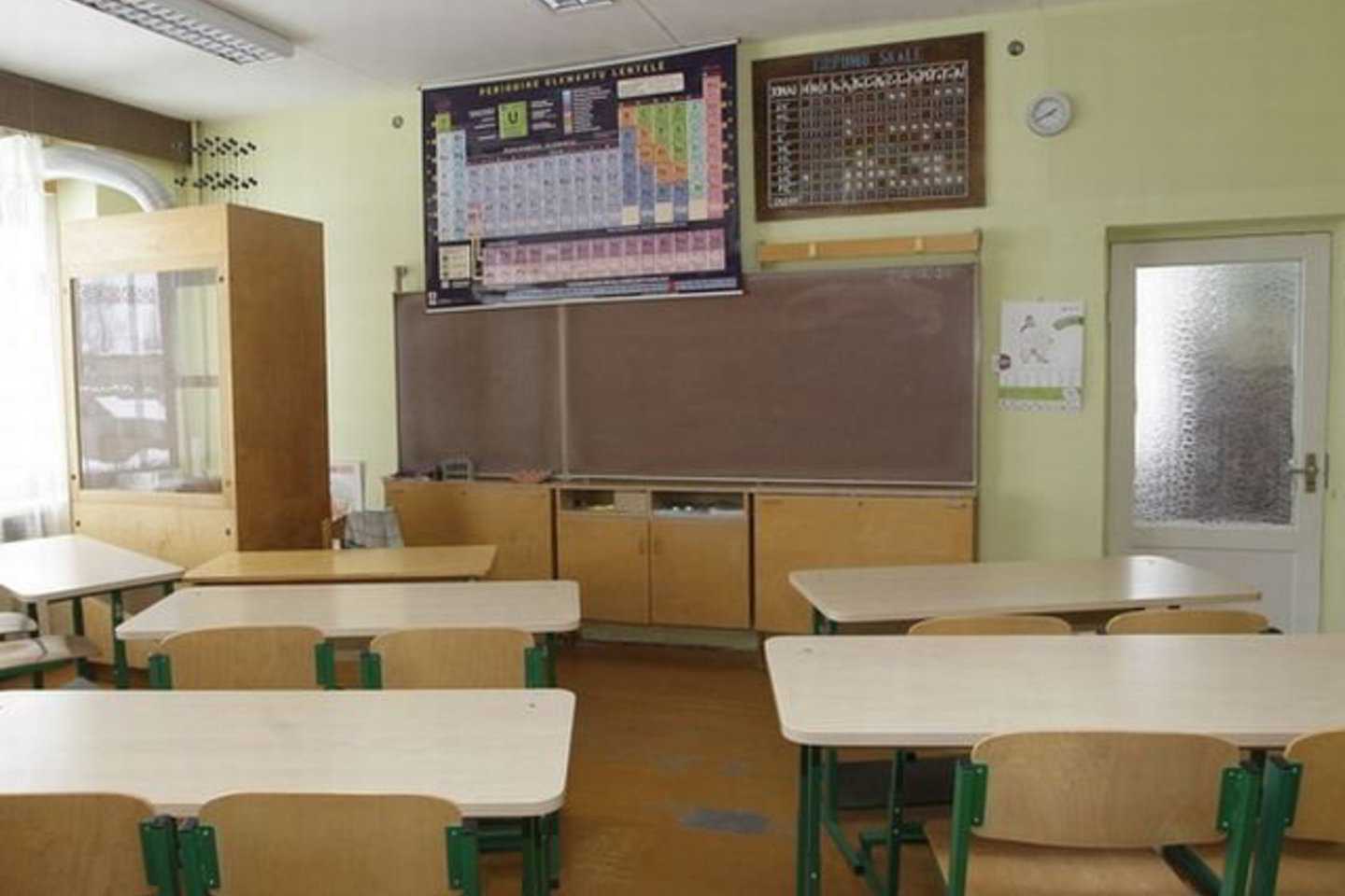 Susikibusius ir ant žemės pargriuvusius mokytoją ir mokinį išskyrė triukšmą išgirdęs ir į klasę įbėgęs kitas pedagogas.