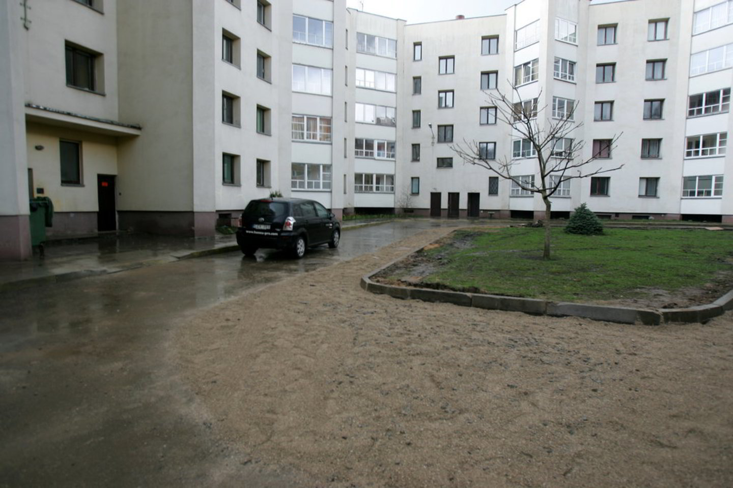 Pavasarį suaktyvėję iškrypėliai veržiasi ir į daugiabučių kiemus.
