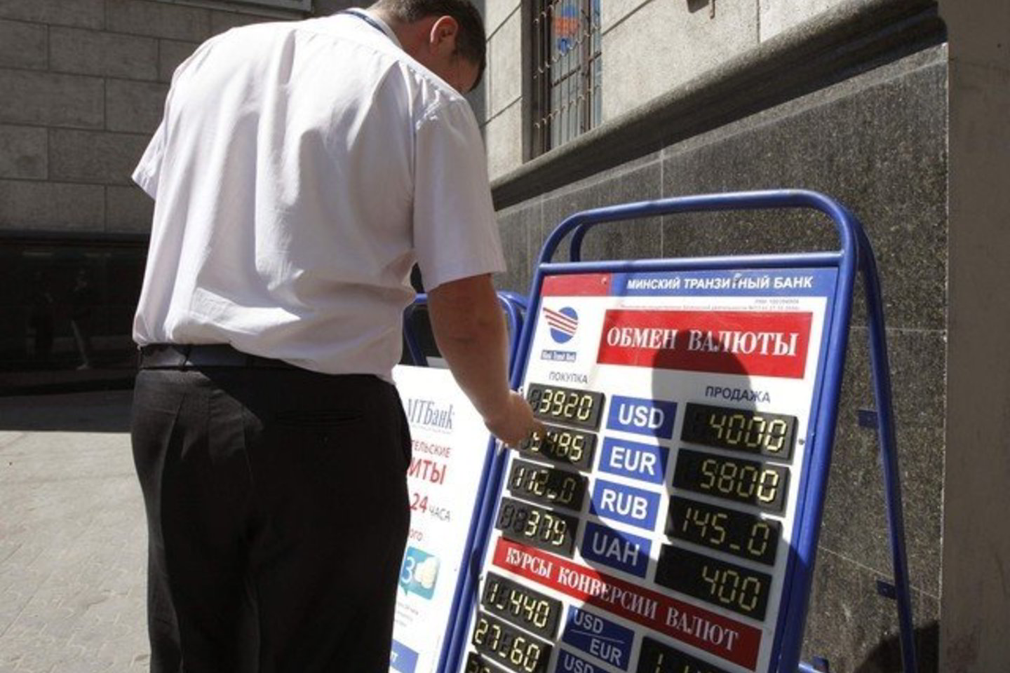Antradienį valiutos keityklose užsienio valiuta kainavo gerokai brangiau nei prieš porą dienų.
