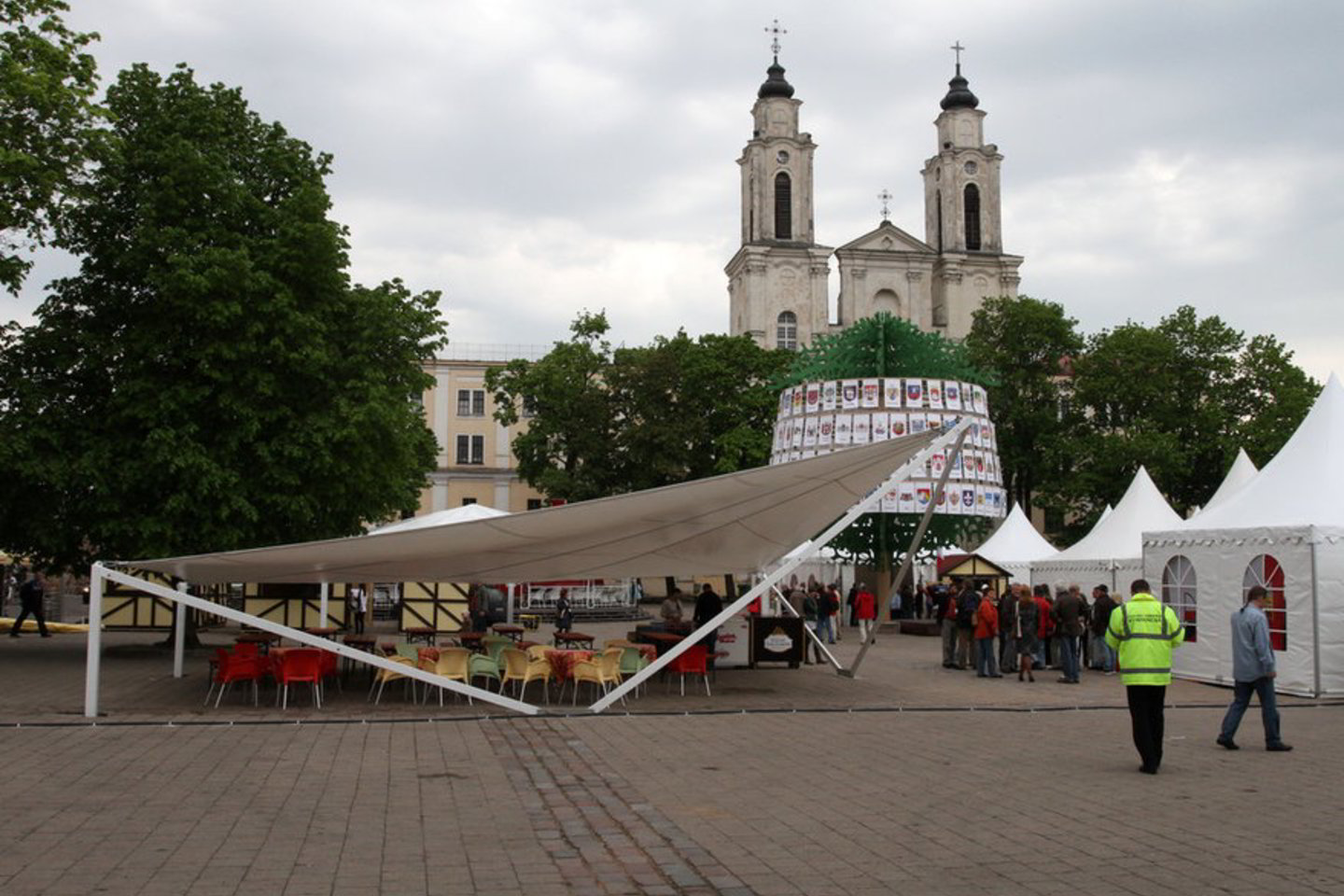 Kaune Hanza dienos prasidėjo skandalu. Valdininkai verslininkui Gintarui Davidoniui liepė nugriauti Rotušės aikštėje neva trukdančias žmonių srautui metalines "Anties" kavinės konstrukcijas.