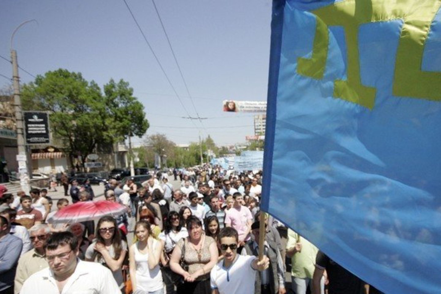Ukrainoje 20 tūkstančių Krymo totorių surengė demonstraciją Simferopolyje.