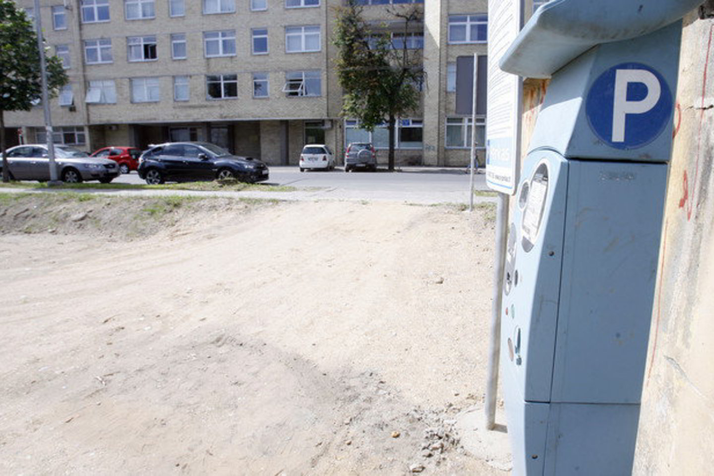 Mobilieji operatoriai savo klientams siūlo už automobilių statymą mokėti SMS žinute, o gautus pinigus perduoda automobilių stovėjimo aikštelių savininkams.