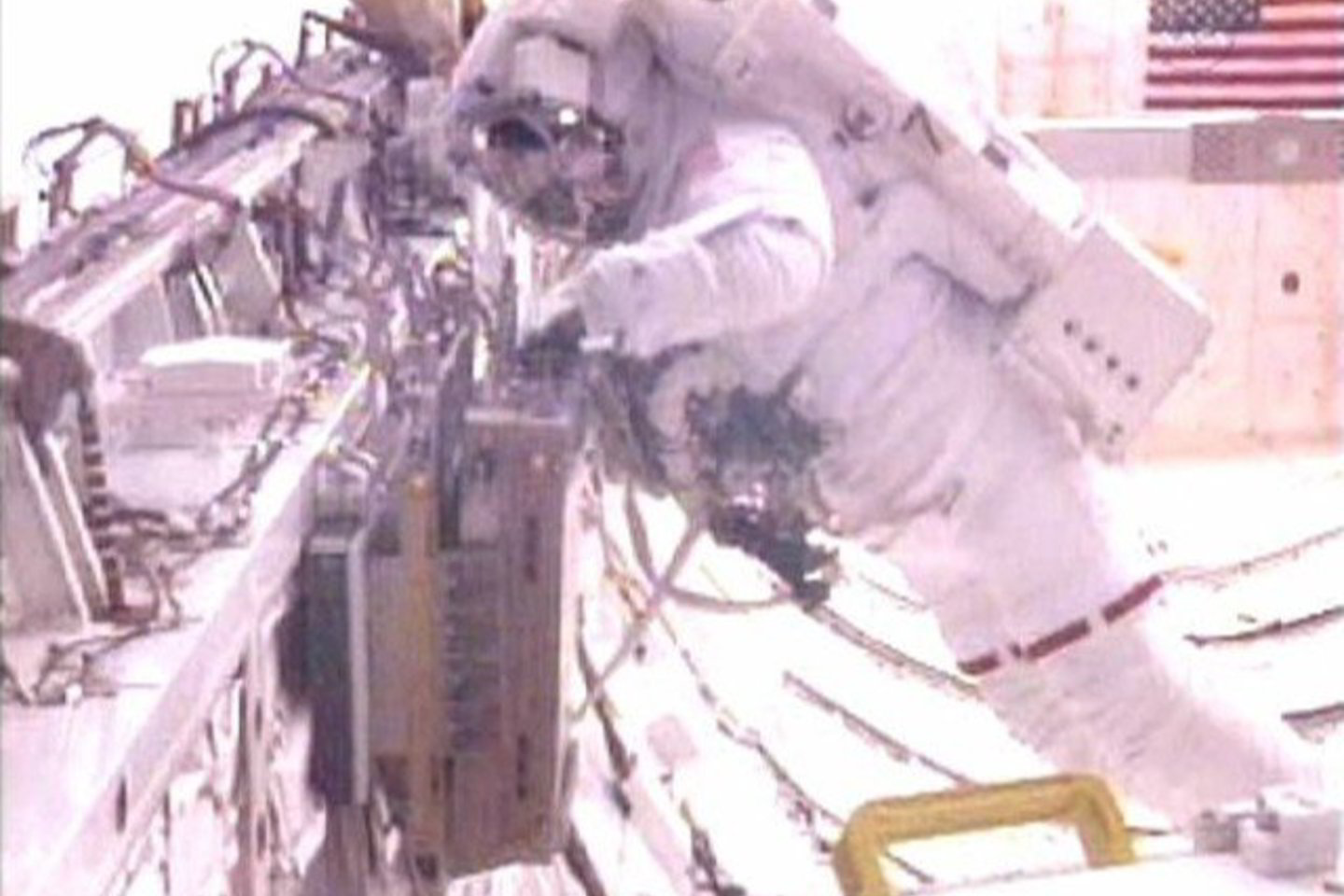 Du erdvėlaivio „Endeavour“astronautai penktadienį „plūduriavo“ atvirame kosmose.